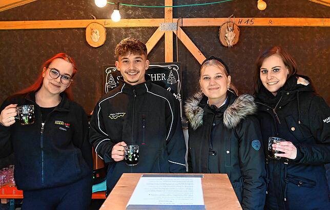 Auch bei ihnen gibt es Glühwein (von links): Chiara Zimmermann, Mario Hege, Juliane Weber und Monja Hirling. Alle vier sind vom ...