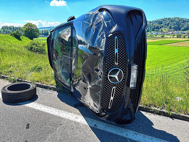 Bei Staffelbach stießen am Samstagnachmittag zwei Autos zusammen. Dabei überschlug sich das eine und blieb auf der Seite liegen. ...