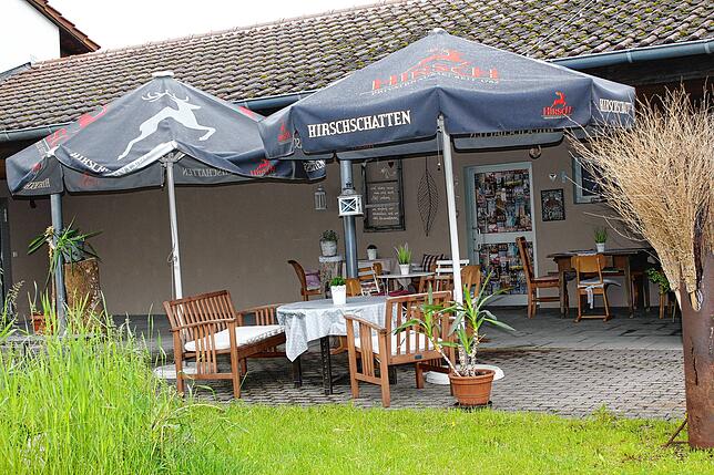 Der Biergarten lädt die Gäste zum Treff im Klanghaus in Schwandorf ein.