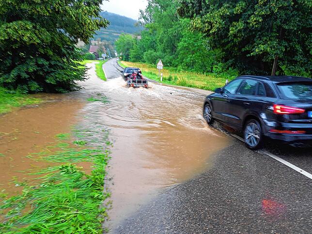 Bei Epfenhofen überflutete das aus dem Gelände anströmende Wasser die Straße in den Ort.