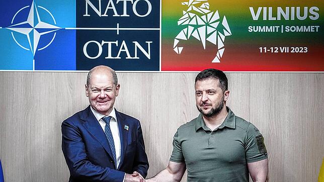 Ein Handschlag, aber nicht für jede Art der Partnerschaft: Bundeskanzler Olaf Scholz (links) und Wolodymy Selenskyj, Präsident der Ukraine.