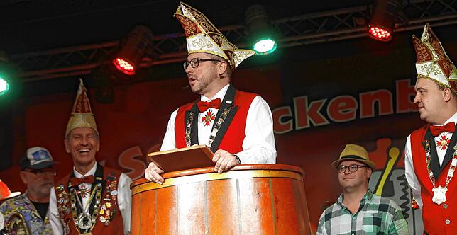 Schneckenburg-Präsident Arthur Bruderhofer hält in seiner Ansprache der Stadtverwaltung sehr deutlich den Narrenspiegel vor.