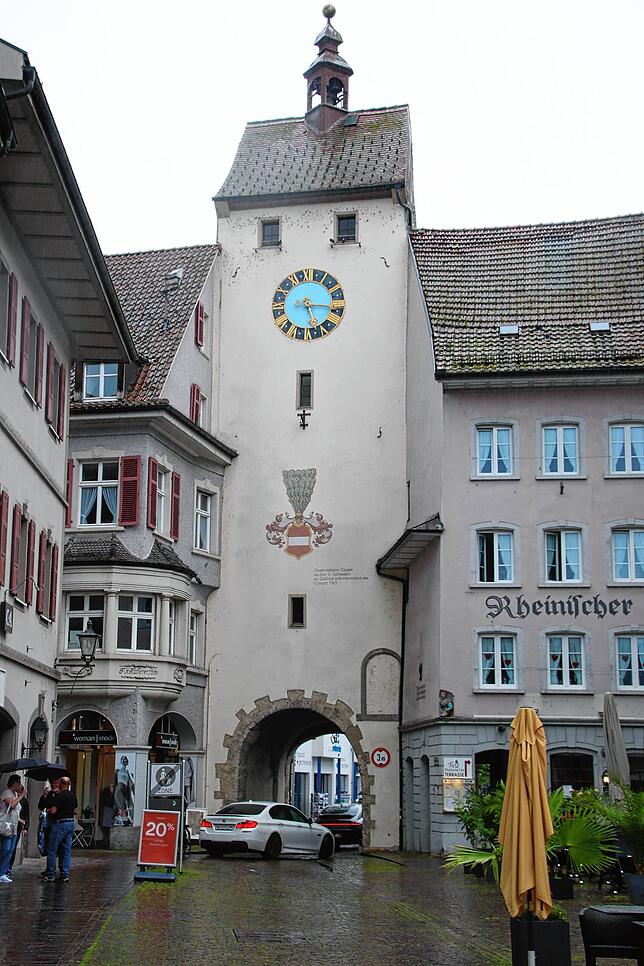 Am Unteren Tor beginnen die Arbeiten eine Woche früher. Hier müssen auch Schäden am Dach ausgebessert werden.