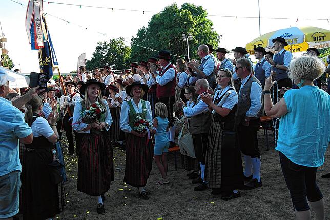 Bild 16: Bilder vom Sternmarsch und Fahneneinmarsch zum 175-jährigen Bestehen der Musikkapelle Ailingen