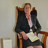 Ministerin Edith Sitzmann probiert den interaktiven Biedermeierstuhl aus, auf dem man sich Werke der Droste anhören kann.