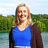 Vanessa Edmeier am Rhein bei Schloss Beuggen mit Blick in die Schweiz.