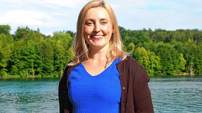 Vanessa Edmeier am Rhein bei Schloss Beuggen mit Blick in die Schweiz.