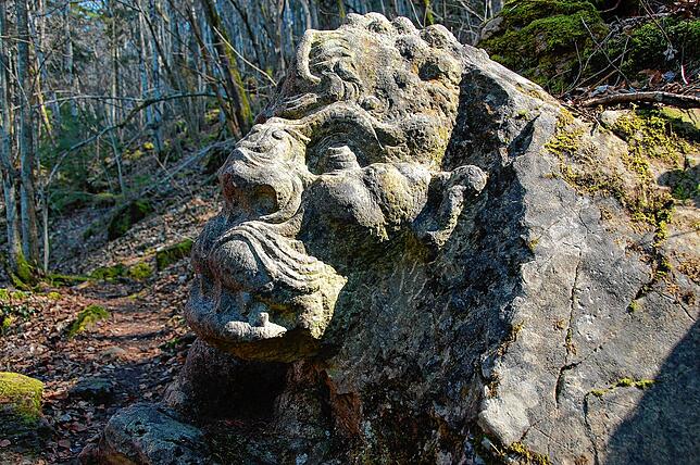 Wächter-Skluptur am Eingang zu den Flühen.