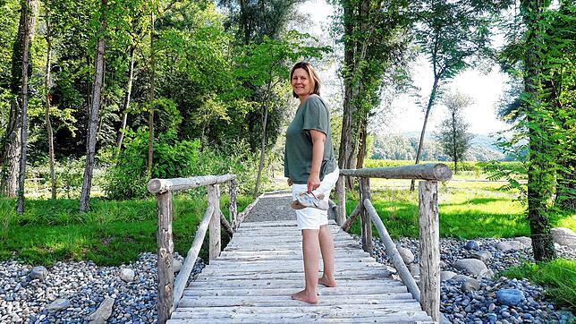 Ohne Schuhe und Strümpfe: Tina Prause testet den Barfußweg in Rheinheim und berichtet über ihre Erfahrungen.
