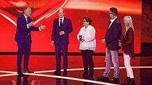 Bei der TV-Spendengala &bdquo;Ein Herz für Kinder&ldquo; (von links): Johannes B. Kerner, Olaf Scholz, die Kinderkrankenschwester ...