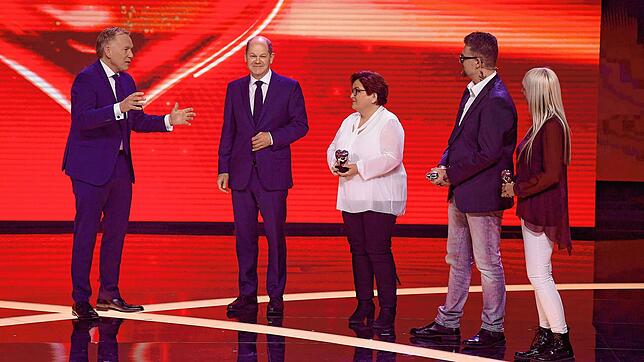 Bei der TV-Spendengala &bdquo;Ein Herz für Kinder&ldquo; (von links): Johannes B. Kerner, Olaf Scholz, die Kinderkrankenschwester ...