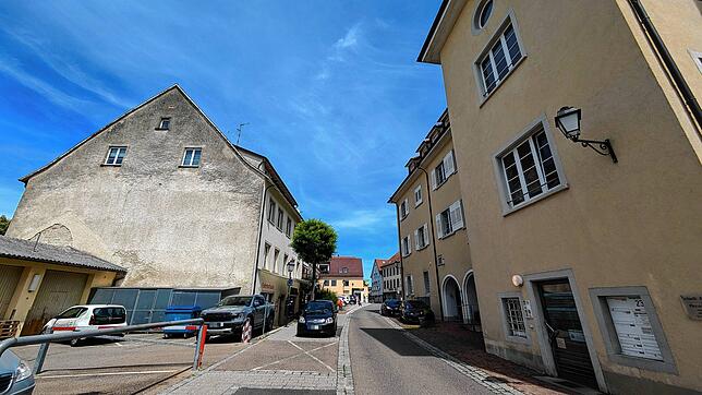 Das Haus und die Garagen links in der Pfarrstraße bräuchten mindestens eine Fassadenrenovierung.