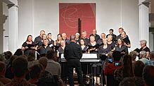 Der Gospelchor Kadelburg präsentiert unter der Leitung von Michael Brogle in der Bergkirche Kadelburg ein mitreißendes Programm. Bild: ...