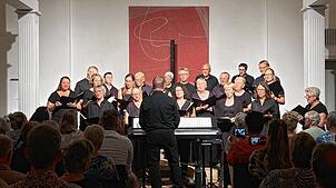 Der Gospelchor Kadelburg präsentiert unter der Leitung von Michael Brogle in der Bergkirche Kadelburg ein mitreißendes Programm. Bild: ...
