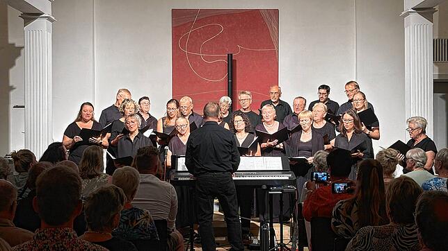 Der Gospelchor Kadelburg präsentiert unter der Leitung von Michael Brogle in der Bergkirche Kadelburg ein mitreißendes Programm. Bild: ...