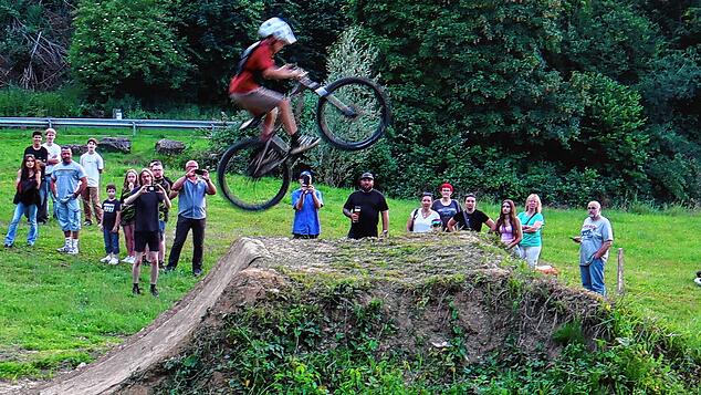 Gewagte Sprünge zeigten die jungen Radsportler auf der neuen BMX-Anlage. Fotos: Thomas Winckelmann