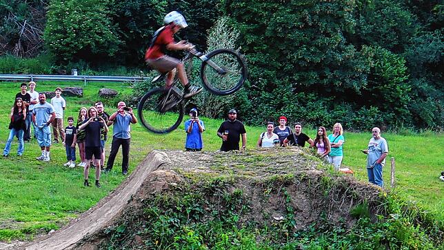 Gewagte Sprünge zeigten die jungen Radsportler auf der neuen BMX-Anlage. Fotos: Thomas Winckelmann