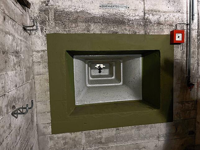 Am Ende des Bunkereingangs in die Kommandozentrale Villa Arbenz wartet die einzige Schießscharte des Bunkers.