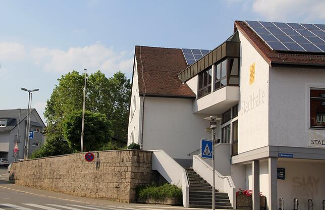 Mittelfristig ist die Stadhalle sanierungsbedürftig. Dieses Areal sollte nach Ansicht der Initiativgruppe planerisch bei der ...
