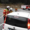 Feuerwehrleute sprechen mit einem Autofahrer an einer Straßensperre im Oberen Bregtal an der Kreuzung Richtung ...