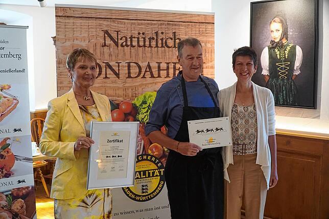 Die Auszeichnung für die Linde überbrachte die Staatssekretärin Friedlinge Gurr-Hirsch (links) Michael und Christina Meßmer.