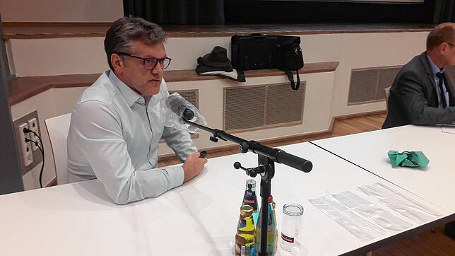 Marco Hörenz, Vorsitzender des TuS Blumberg, schildert dem Gemeinderat in der Stadthalle die Situation im Verein mit der ...