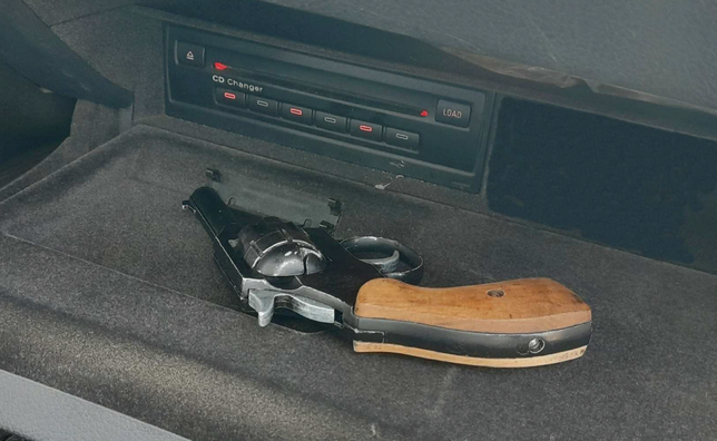 Diesen geladenen Revolver fanden Zöllner bei einer Kontrolle auf der Autobahn 98.