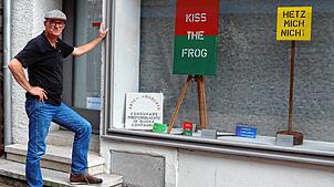 Der Künstler Robert Hoch hat in der Poststraße 9 ein Schaufenster in eine „Kunstnische“ verwandelt. Foto: Petra Reichle