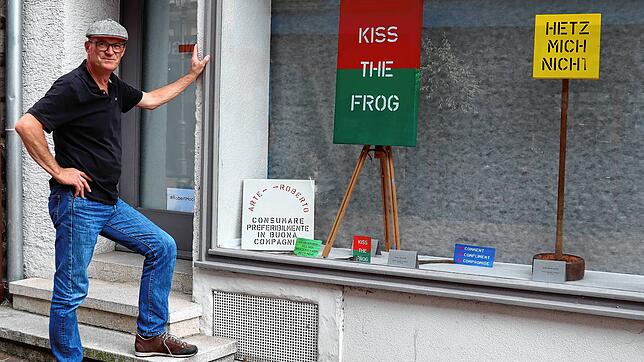 Der Künstler Robert Hoch hat in der Poststraße 9 ein Schaufenster in eine „Kunstnische“ verwandelt. Foto: Petra Reichle