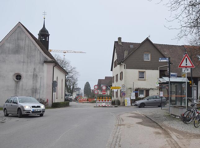 Im Rahmen des Landessanierungsprogramms wird der Bereich um die Weilerkapelle umgestaltet. Die Bushaltestelle kommt ein Stück weiter ...