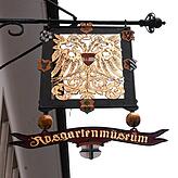 Das Nasenschild des Rosgartenmuseums in Konstanz hängt über dessen Eingang in der Rosgartenstraße.