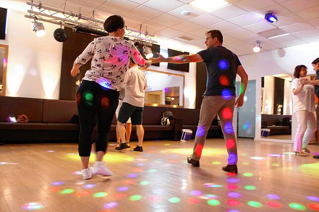 Von Jive über Rumba bis hin zu Tango: Wer gerne eine flotte Sohle auf das Parkett legen möchte, ist in der Tanzfabrik Bodensee am ...