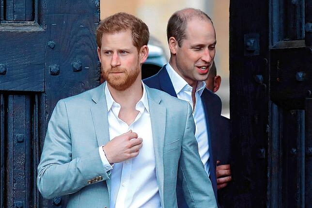 Zuletzt schien die Stimmung zwischen den Brüdern angespannt zu sein. Das war im Mai 2018 noch anders, da machte Harry (links) William zu ...