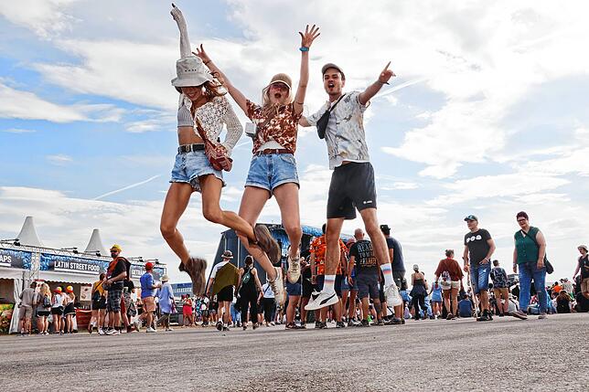 Bild 1: Festiva-Sonntag: So feiern die Fans beim Southside