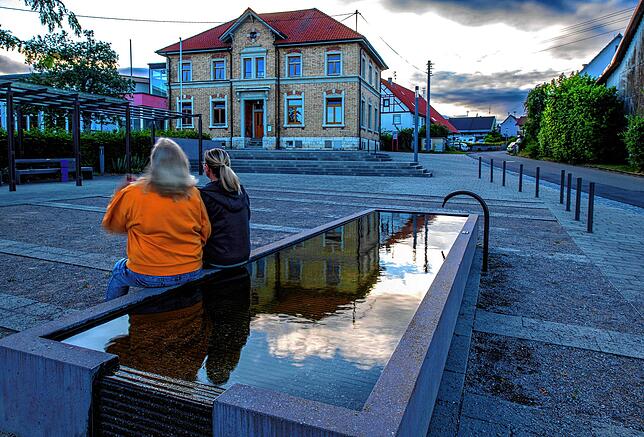 Der neu gestaltete Dorfplatz in Kreenheinstetten lädt zum Verweilen ein.