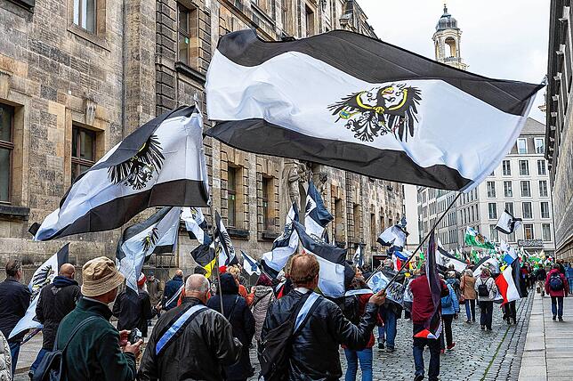 Mehrere hundert Teilnehmer zogen im Oktober 2023 bei einer Reichsbürger-Demonstration mit Flaggen des Königreichs Preußen ...