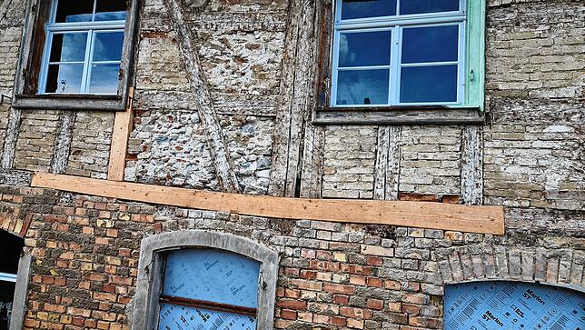 Ein Zeugnis der Bauweise aus verschiedenen Epochen: Das Mauerwerk, die unterschiedlichen Fenstereinfassungen (oben Holz, unten ...