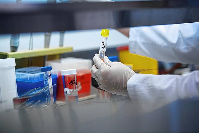 Drei Wochen lang werden Patienten und Mitarbeiter der Kliniken nun auf das Coronavirus getestet.
