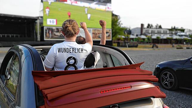 In manchen Orten, wie hier in Köln beim Spiel der Dritten Fußball-Liga zwischen dem FC Viktoria Köln und dem FSV Zwickau, finden noch ...