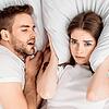 An Schlaf nicht zu denken: Wenn der Partner sägt, muss man das aber nicht tatenlos hinnehmen.