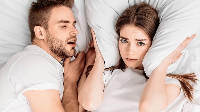 An Schlaf nicht zu denken: Wenn der Partner sägt, muss man das aber nicht tatenlos hinnehmen.