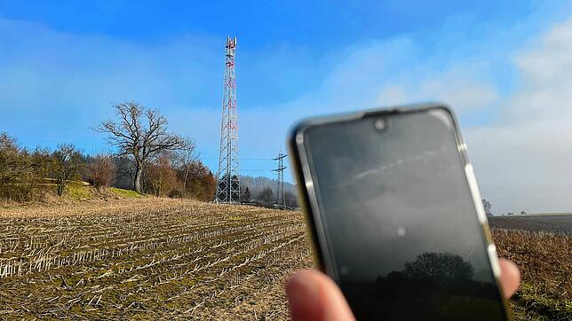 Ein Funkmast, wie hier an der B14 bei Stockach, soll am Ortsrand von Schlatt am Randen entstehen. Der Bauantrag dazu wurde jetzt genehmigt.