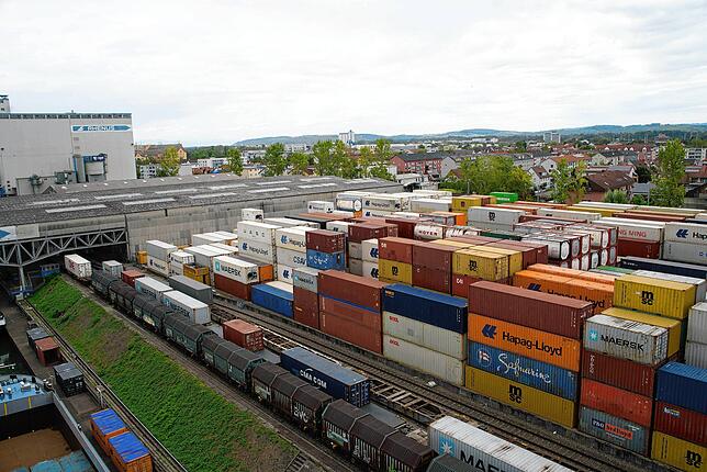 Im Containerterminal der Schweizer Rheinhäfen Basel-Kleinhüningen werden Güter gelagert und international weitertransportiert.