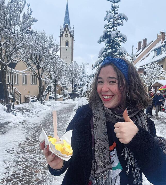 Bei den eisigen Temperaturen half neben warmen Punsch vor allem etwas deftiges zu Essen, befand Besucherin Lorena Braun.