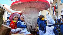 Große und kleine Schlümpfe versammeln sich in Unadingen. Hier wird der Schlumpfkindergarten von Fürst Volker und Fürstin Simone auf ...