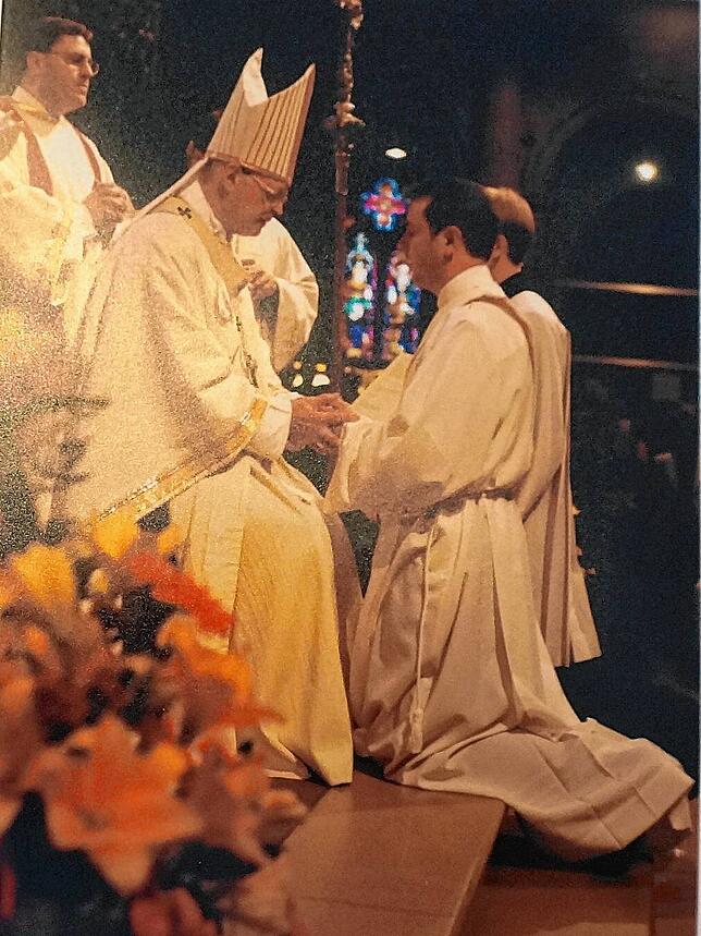 Am 16. Mai 1999 wird Ulrich Sickinger vom damaligen Erzbischof Oskar Saier im Freiburger Münster zum Priester geweiht.