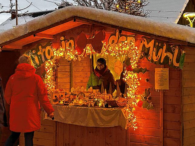 Mit Licht: In einem Meer aus tausend Lichtern erstrahlte der Stand mit selbstgemachten Dingen der Kita in der Mühle.