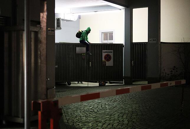 Viele Supermärkte sperren ihre Mülltonnen hinter Mauern und Zäune. Für Peter kein Hindernis. Legal ist das Überwinden dieser Hürden ...