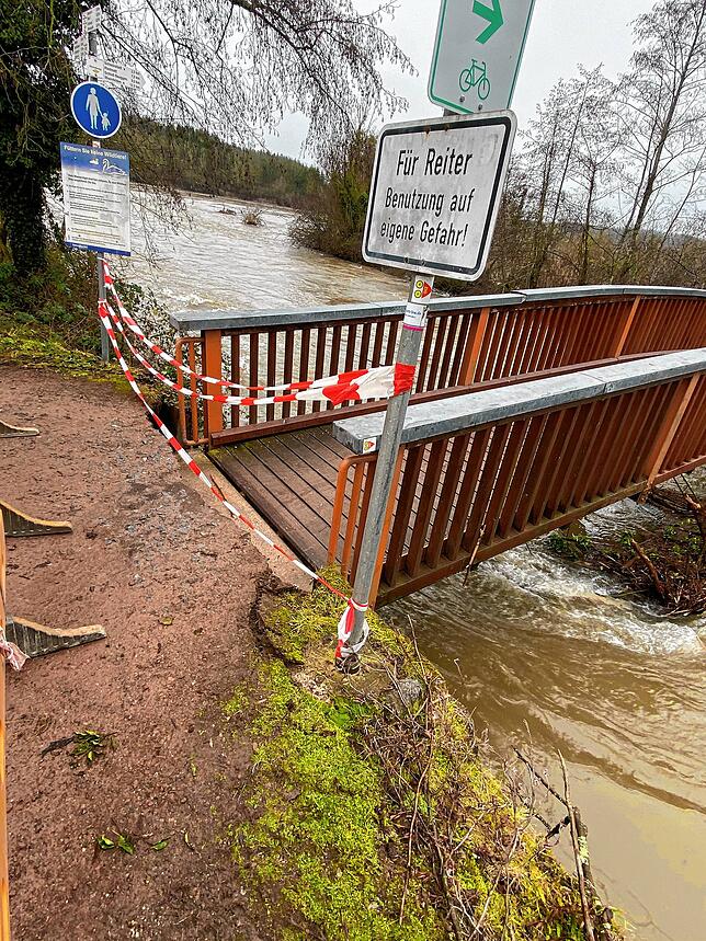 Abgesenkt hat sich die Brücke auf der Ostseite, nachdem das Ufer teilweise weggespült wurde.