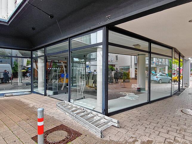 Bis in den Spätsommer war hier an der Ecke Friedrichstraße/Eckenerstraße das Modegeschäft Hallhuber. Der Laden wird im Moment renoviert.